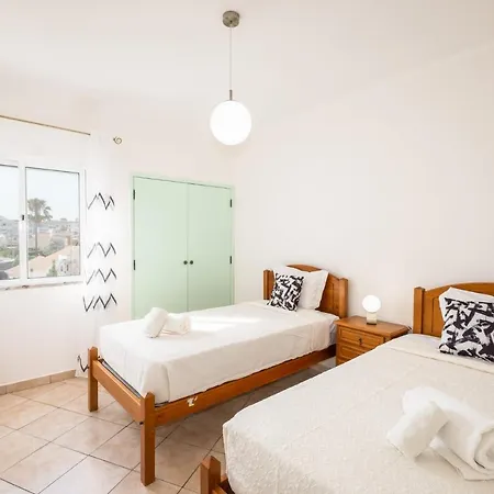 Apartment - 3 Bedrooms - Free Wifi *